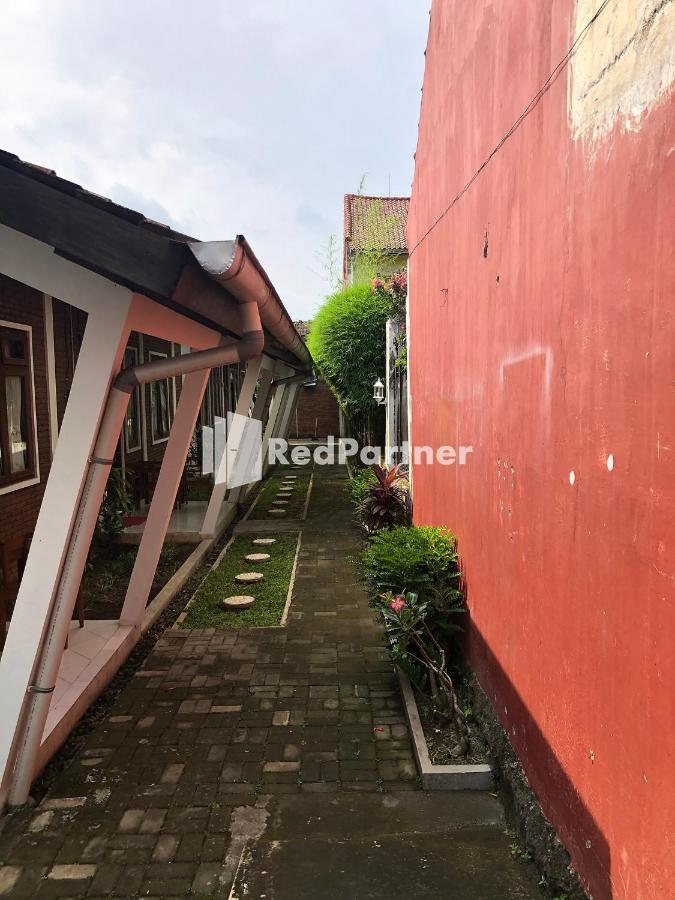 Rifka Annisa Guesthouse Syariah Redpartner Yogyakarta Exterior photo
